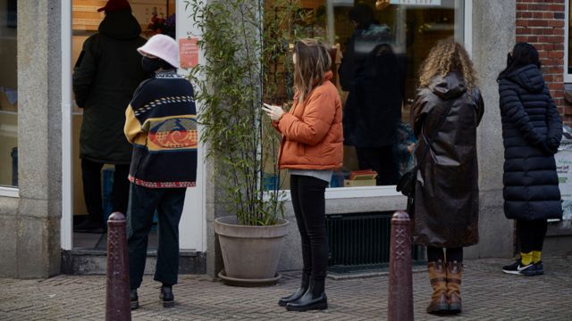 Amsterdam'da restoran önünde siparişlerini bekleyen müşteriler.