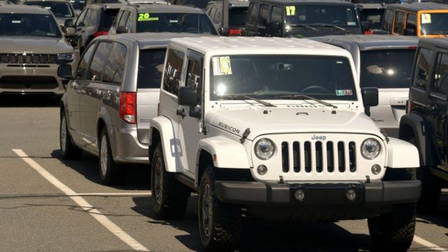 Por se ha disparado el precio de los autos usados en EE.UU. (y por qué algunos valen más que los nuevos) - BBC News Mundo