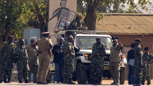 Au moins 18 soldats ont été tués et une dizaine blessés dans un accident de la route jeudi dans le nord du Malawi.
