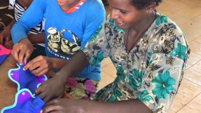 Sierra vio que las niñas con menstruación no se levantaban de la silla en todo el día.