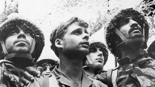 Israeli paratroopers at Western Wall (09 June, 1967)