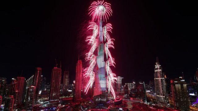 غرض الالعاب النارية حول برج خليفة في دبي