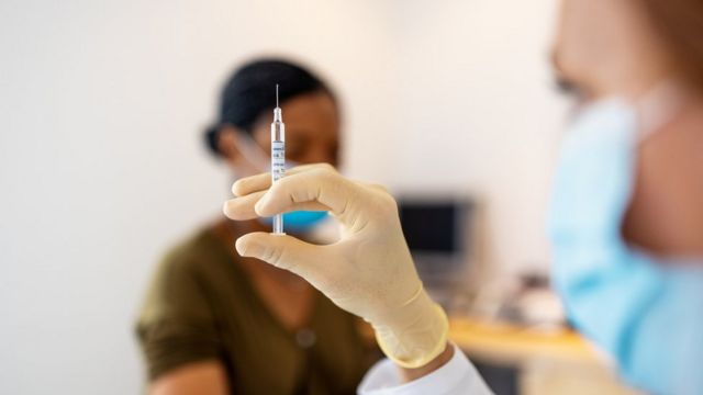 Vacinar todas as pessoas quem podem receber o imunizante continua sendo a prioridade no combate à covid