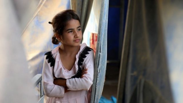 Dziewczyna w obozie dla uchodźców Al-Amiriya w Iraku