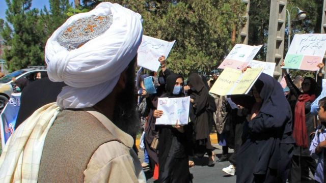 Alrededor de 50 mujeres salieron a las calles de la ciudad de Herat a protestar.