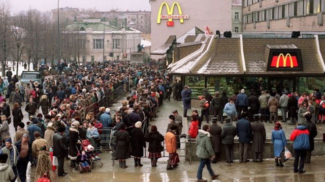 حشود كبيرة أمام أول فرع لماكدونالدز في موسكو يوم افتتاحه في يناير/ كانون الثاني 1990.