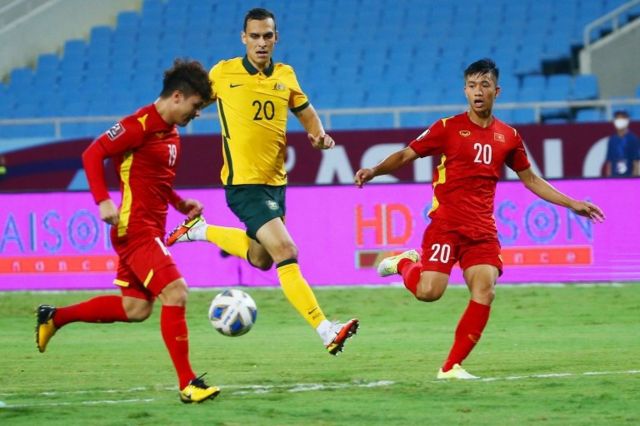Vòng loại World Cup: Việt Nam thua Australia, trọng tài gây tranh cãi - BBC News Tiếng Việt