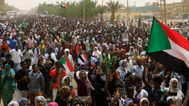 مظاهرات سودانية، هي الأضخم منذ فض اعتصام القيادة العامة، للمطالبة بتسليم السلطة إلى إدارة مدنية