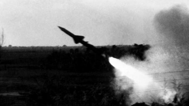 Lực lượng phòng không Việt Nam bắn trả trước đợt tấn công của không quân Mỹ năm 1972. Trong 12 ngày đêm này, phi cơ B-52 đã được sử dụng và đã thả 17 ngàn tấn bom xuống Hà Nội và Hải Phòng