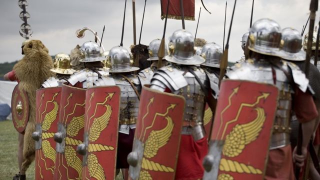 Soldados romanos marchando