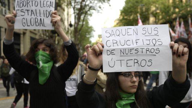 Pro-abortion campaigners in Argentina, holding signs