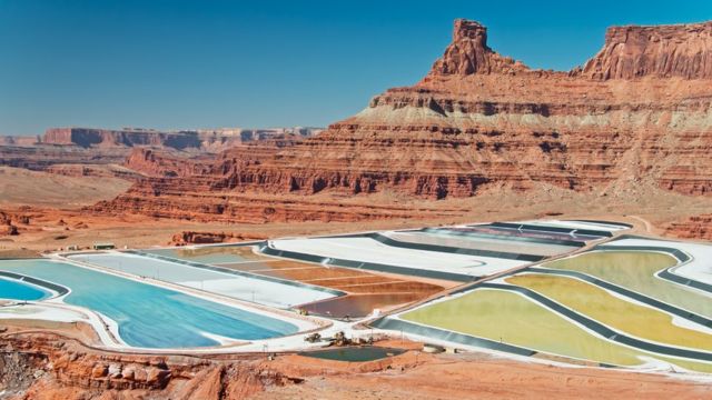 Lagos de evaporação em mina de potássio de Utah, nos Estados Unidos