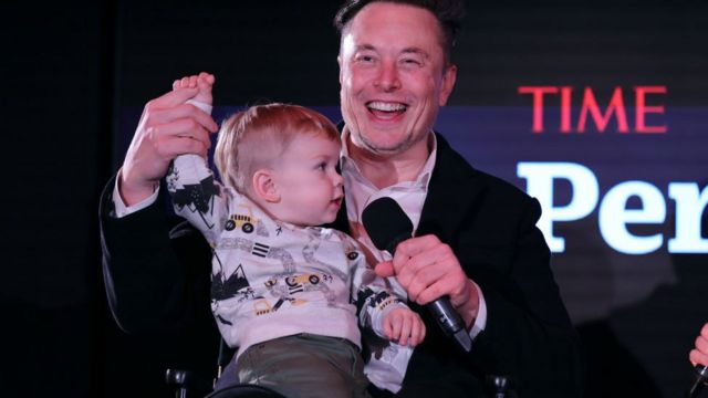 Elon Musk ao lado do filho X Æ A-12