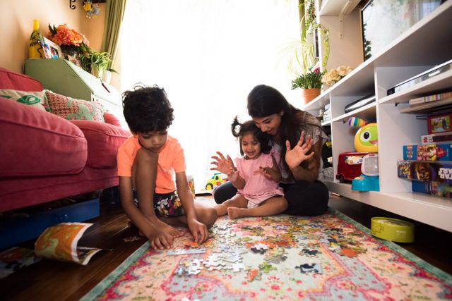 Atiya con sus hijos
