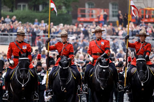 英國女王葬禮女王國葬儀式結束後，出殯隊伍踏上最後一程，前往溫莎堡，儀仗隊裏有皇家加拿大騎警。加拿大是英聯邦成員國，國家元首由英國君主擔任。