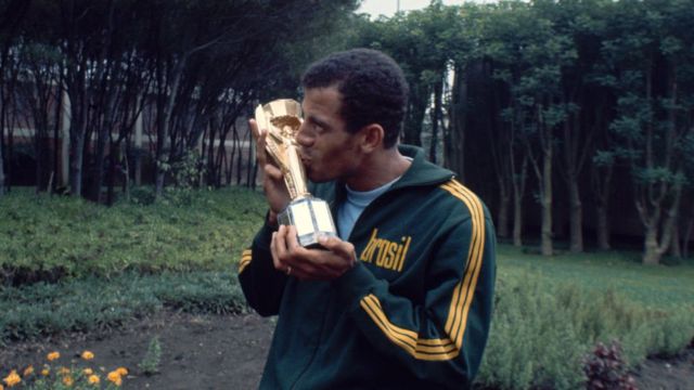 El futbolista Carlos Alberto, capitán de la selección de Brasil en 1970, besa el trofeo Jules Rimet.