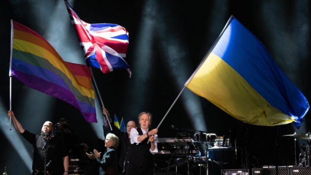 Paul McCartney avec le drapeau ukrainien