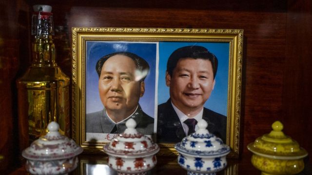 صورتان للرئيس الصيني شي جين بينغ (يمين) والزعيم ماو تسي دونغ (على اليسار)