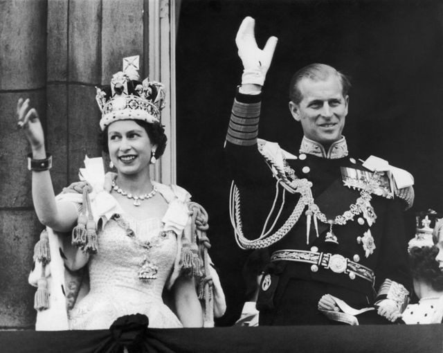 La reina Isabel II y el príncipe Felipe saludan a las masas tras la ceremonia de coronación.