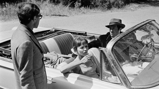جان-لوك غودار مع آنا كارينا وجان بول بيلموندو أثناء تصوير فيلم "بييرو المجنون" عام 1965