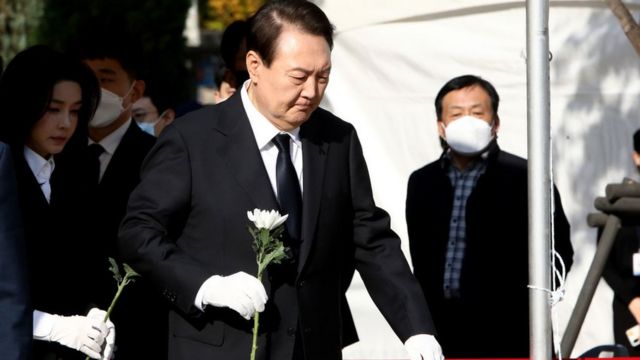 El presidente de Corea del Sur, Yoon Suk-yeol, y su esposa, Kim Kun-hee, depositaron flores en un altar en memoria de las víctimas.