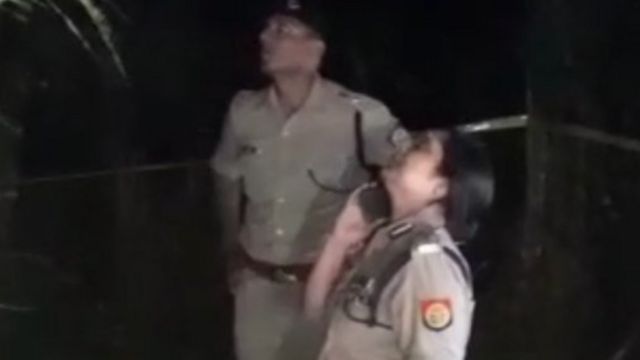 சம்பவ இடத்தில் போலீஸ் அதிகாரிகள்