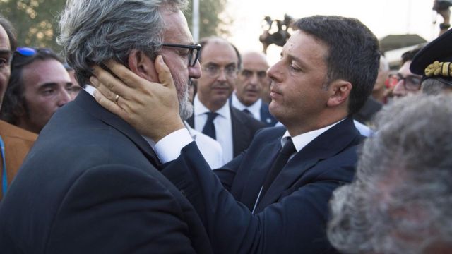 プーリア州のミケーレ・エミリアーノ知事（写真左）と話すレンツィ首相（12日）