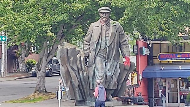Bức tượng Lenin bằng đồng, cao gần 5m