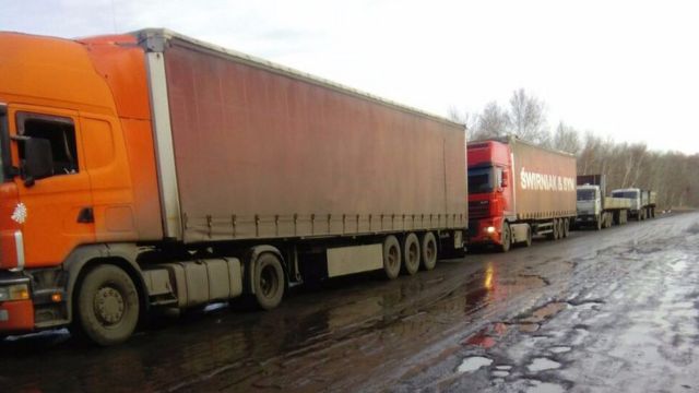 Кыргыз-казак чек арасында кезек күткөн жүк ташуучу унаалардын узундугу дээрлик 13 чакырым. 03.11.2017