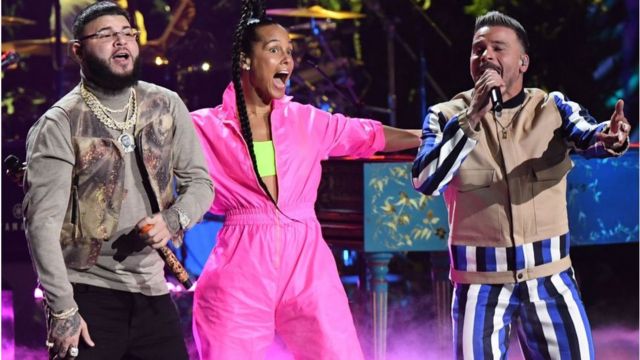 Farruko junto a Alicia Keys y Pedro Capó en la ceremonia de los premios Latin Grammy de 2019.