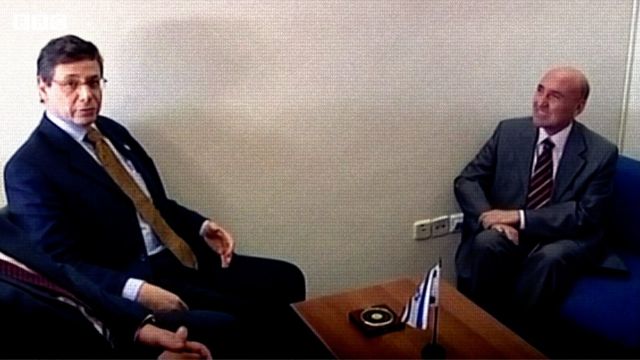 İsrail Dışişleri Bakanı Yardımcısı Danny Ayalon ile görüşen Türk Büyükelçi Oğuz Çelikkol'un alçak seviyedeki bir koltukta oturması tartışma yarattı.