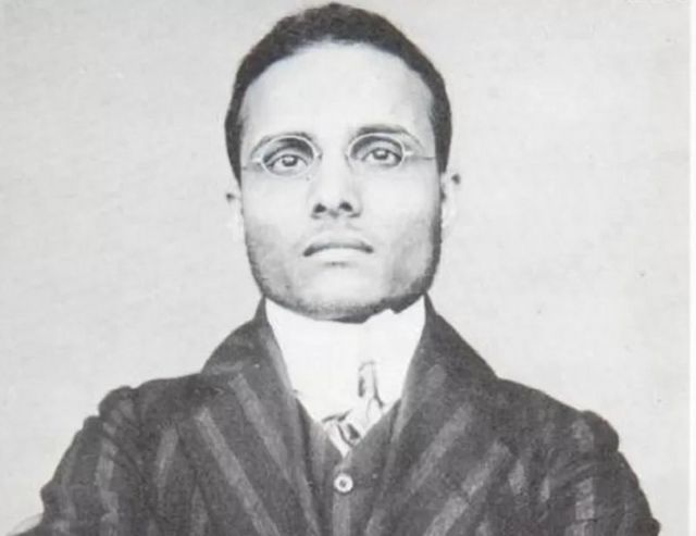 1910, மார்ச் 13 ஆம் தேதி விக்டோரியா நிலையத்தில் கைது செய்யப்பட்ட பிறகு எடுக்கப்பட்ட சாவர்க்கரின் படம்