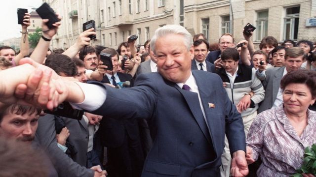 Ứng cử viên tổng thống Boris Yeltsin cùng vợ bắt tay người ủng hộ khi đang trên đường đi bỏ phiếu vào tháng 6/1991.