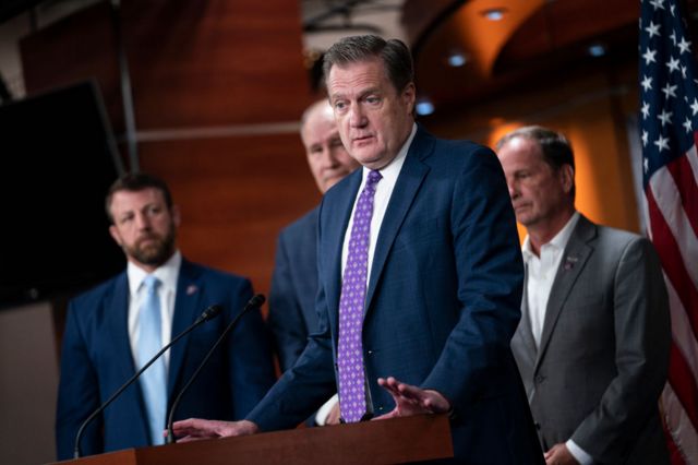 Foto del congresista republicano Mike Turner en una rueda de prensa.