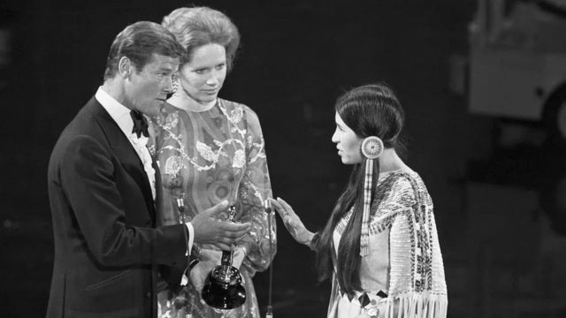 1973年奥斯卡奖最佳男主角奖得主马龙·白兰度拒绝领奖，代替他上台解释的“小羽毛”是美国印第安人(photo:BBC)