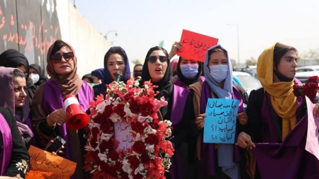 Группа женщин во время демонстрации в Кабуле
