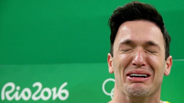 Diego Hypólito se emociona após ganhar medalha de prata na Rio 2016