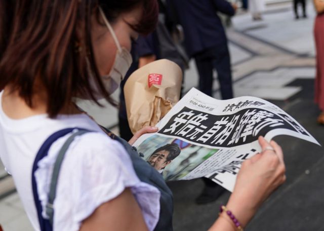 اطلاق النار على آبي يتصدر عناوين الصحف اليابانية