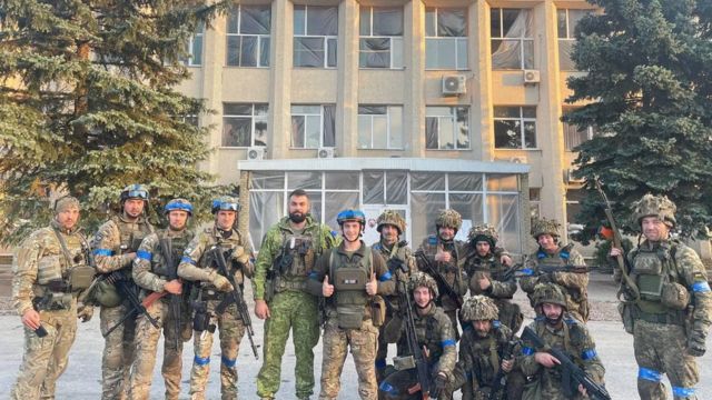 Militares ucranianos frente a un edificio gubernamental en Lyman.