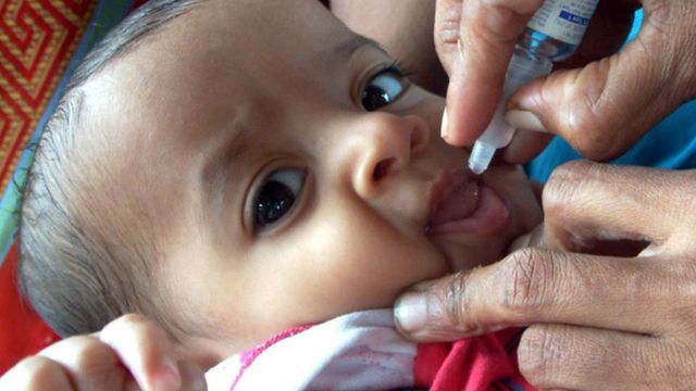 Un niño es vacunado contra la polio.