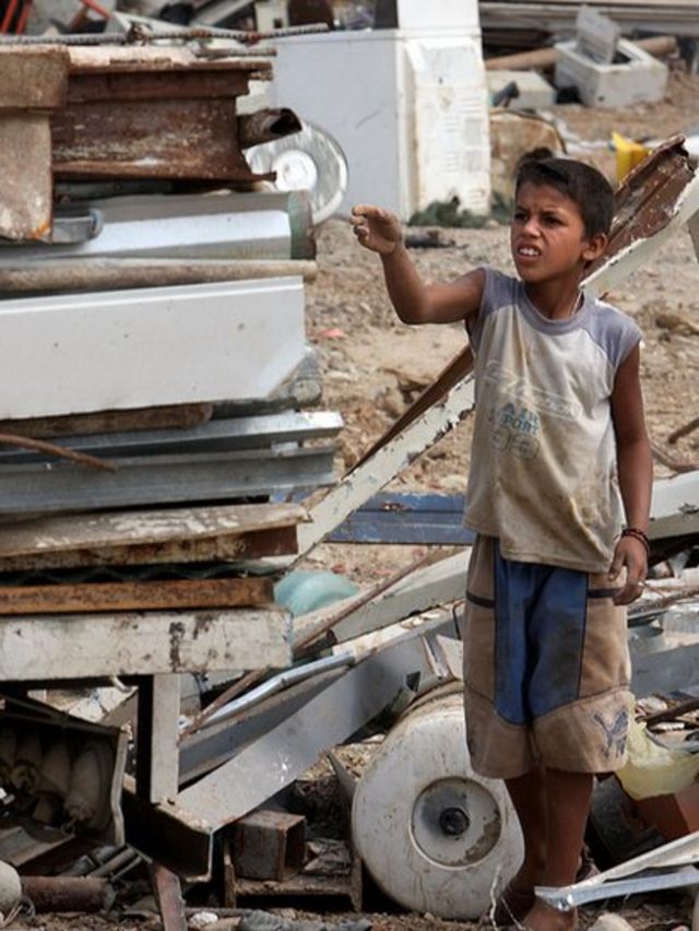 Un niño recogiendo artículos de hierro y metal para reciclar y revender en un basurero gigante en un suburbio de Caracas el 17 de marzo de 2009.