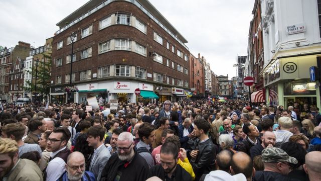 ロンドン・ソーホーにも犠牲者追悼で大勢が集まった（13日）