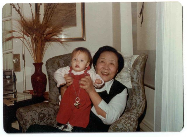 Chien-Shiung Wu junto a su única nieta, Jada