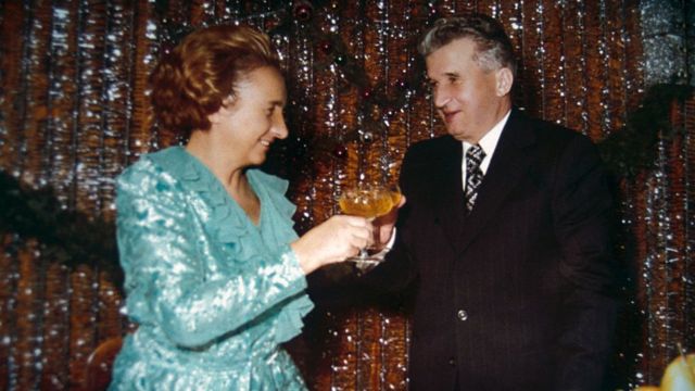 Nicolae Ceausescu y su esposa, Elena.