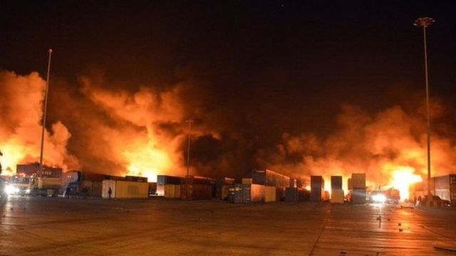 حريق في ميناء اللاذقية السوري في ديسمبر/ كانون الأول بعد ضربة جوية تواجه إسرائيل اتهامات بتنفيذها