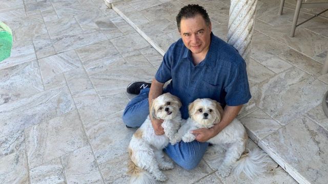 John Mendola e suas cadelas clonadas