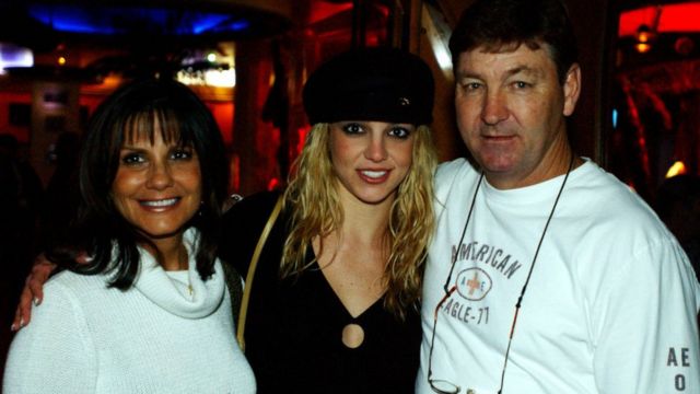 Britney Spears con sus padres en Las Vegas, noviembre 2001.