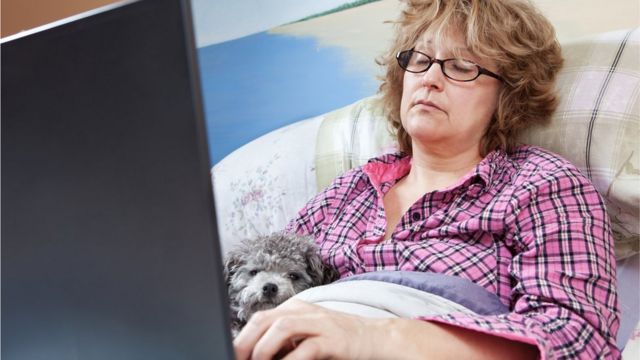 Mujer dormida con la computadora portátil