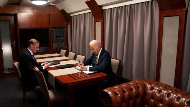 El presidente Joe Biden sentado en el tren junto a su asesor de seguridad Jake Sullivan