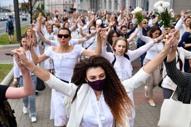 Один з перших жіночих маршів на вулицях Мінська
